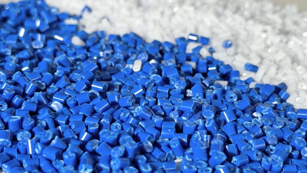 青と白のプラスチックペレット