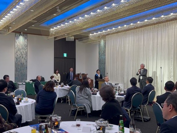 懇親会をする会社員たち