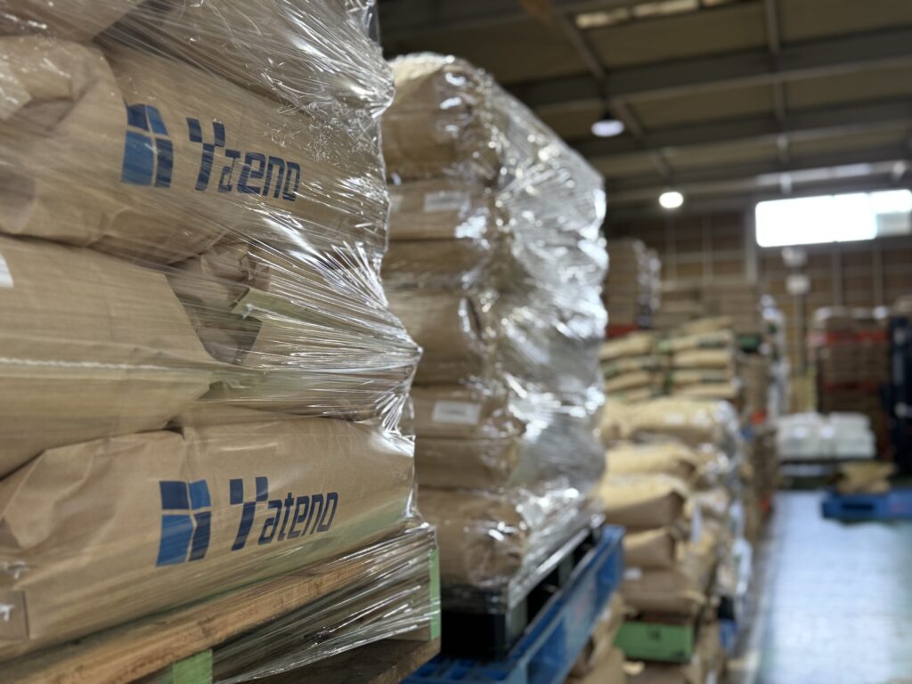 積みあがった材料入り紙袋