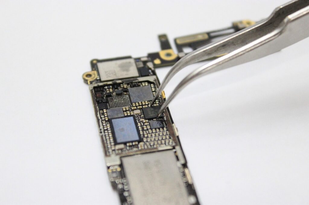 iphone-4197001_1280 ピンセットで電子デバイスを組み立てる様子