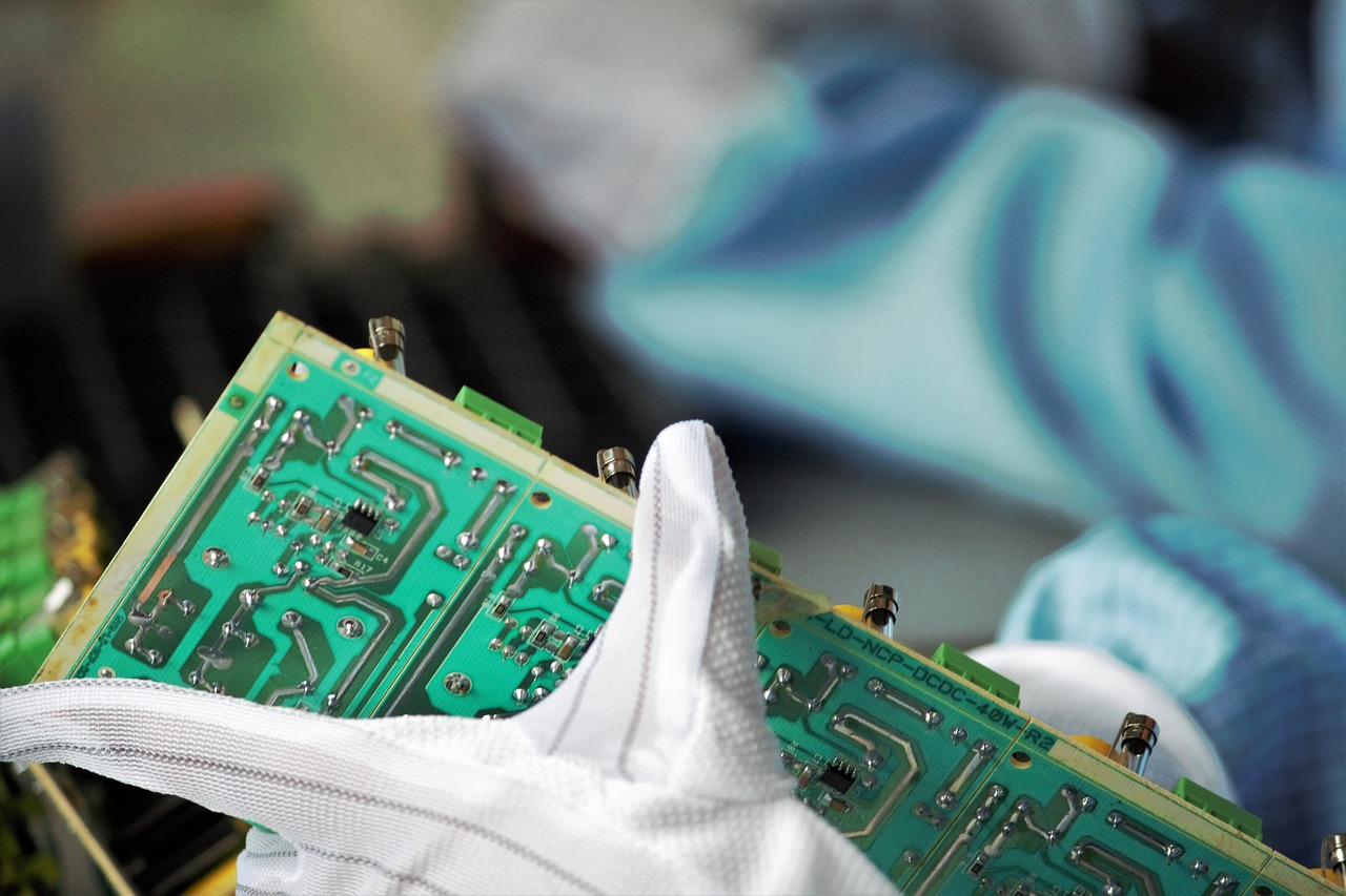 電子デバイスを検品をする手元