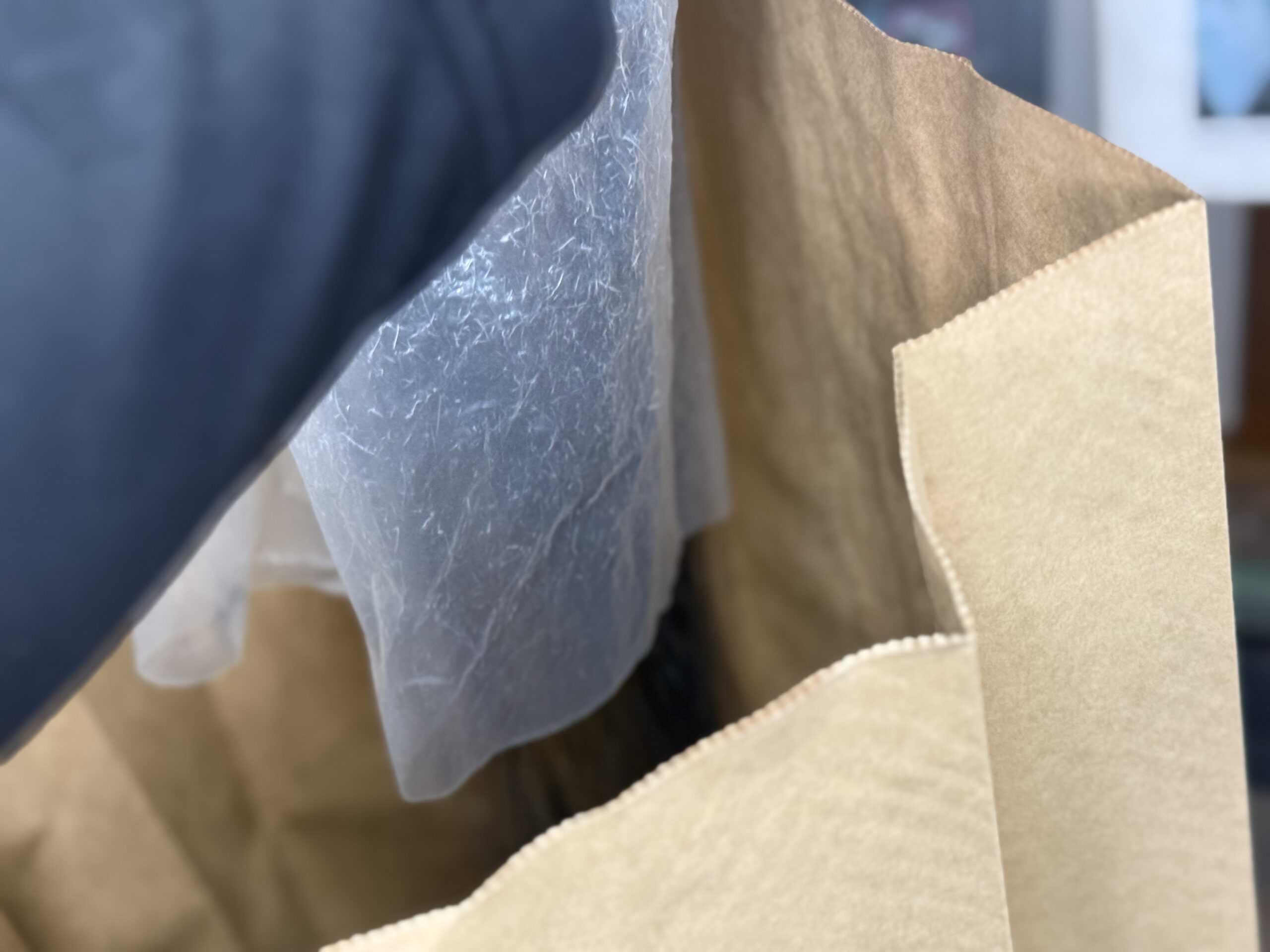 生産したペレットの梱包作業